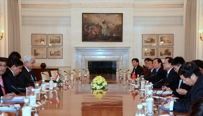 Вице-премьер СРВ Ву Ван Нинь провел переговоры с министром иностранных дел Индии - ảnh 1